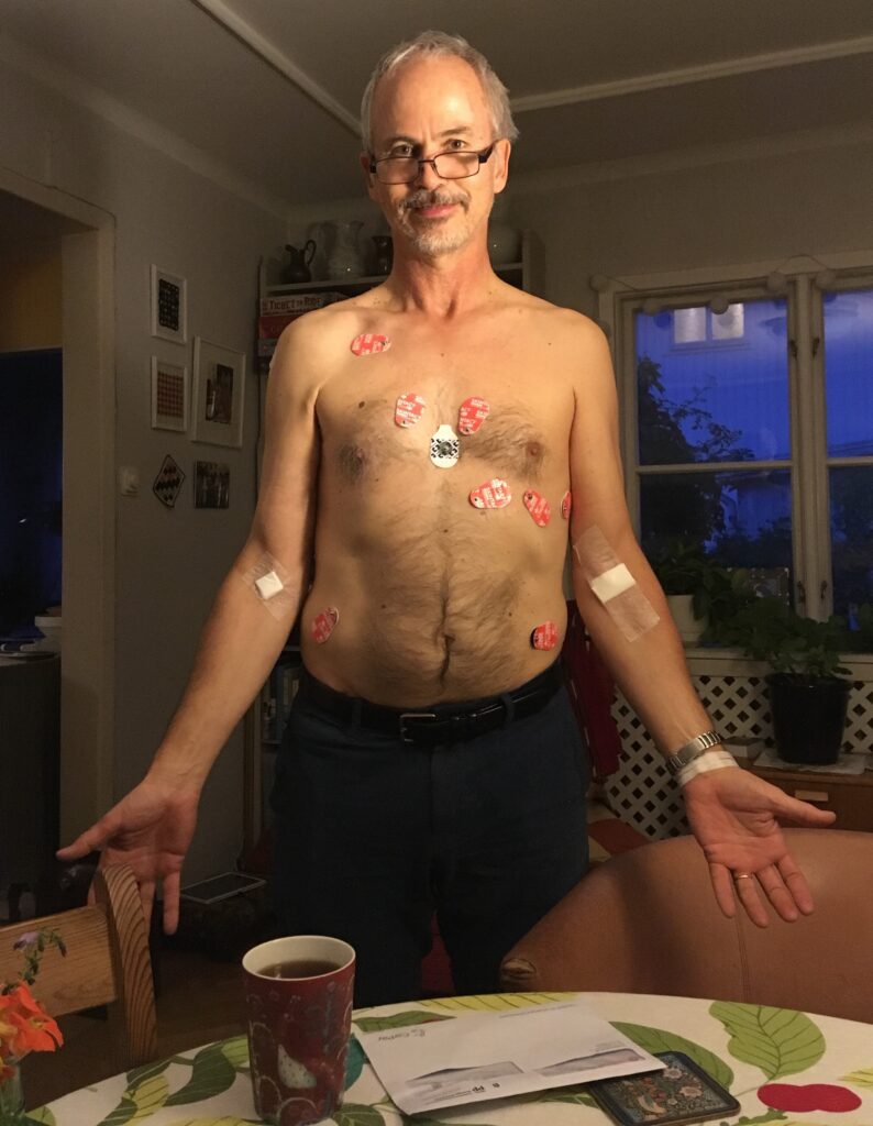 Finn med EKG-elektroder